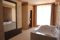 Apollo Thermal Hotel - pokój hotelowy z sauną i wanną z hydromasażem w Hajduszoboszlo
