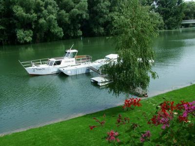 Tani Hotel Pensjonat Amstel Hattyu Gyor, z widokiem na Dunaj, blisko światu wodnego - ✔️ Amstel Hattyú Győr**** - Zdyskontowana karczma w centrum Győr w pobliżu kąpieliska termalnego