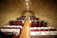 Patak Park Hotel w mieście Visegrad - Restauracja w piwnicy polecająca specjalności węgierskie zaprasza Państwo na degustację wina!