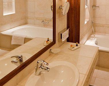 Piękna i nowoczesna łazienka w Hotelu Adrassy Residence Wellness & Spa  - Andrassy Kúria***** Tarcal - veekend welness Tarcal na Węgrzech