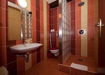 Apartman Hotel Sarvar - Nastrojowe apartamenty w Hotelu Sarvar za niedrogie ceny - ✔️ Apartamenty Hotel Sarvar - Niedrogie apartamenty z kuchnią w miejscowości Sarvar, obok Arboretum