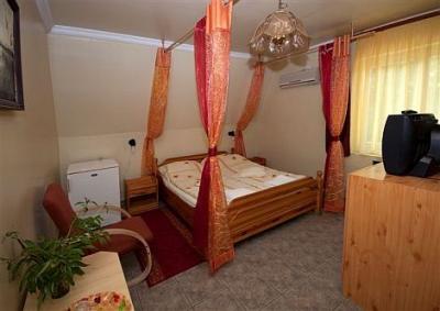 Tanie, nastrojowe hotele w Sarvar, obok Arboretum - Apartman Hotel Sarvar - ✔️ Apartamenty Hotel Sarvar - Niedrogie apartamenty z kuchnią w miejscowości Sarvar, obok Arboretum