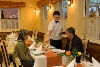 Jadalnia w Aqua Spa Apartman - Luksusowa restauracja w Cserkeszolo zaprasza na dania węgierskie i międzynarodowe miłych gości!