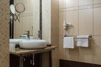 Elegancka łazienka w Hotelu Apollo thermal w Hajduszoboszlo - Apolló Thermal Hotel**** Hajdúszoboszló - Węgry - kurorty, wody lecznicze