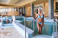 Kryty basen wrażeń w Hotelu Apollo - wellness weekendy w Hajduszoboszlo