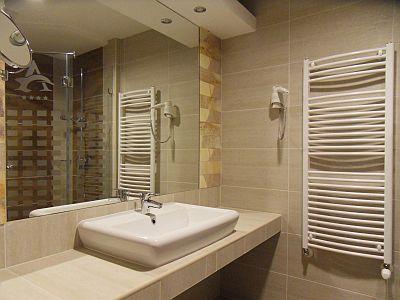 Elegancka i czysta łazienka w Hajduszoboszlo - ✔️ Atlantis Hotel**** Hajdúszoboszló ✔️ Spa Hotel w Wegry