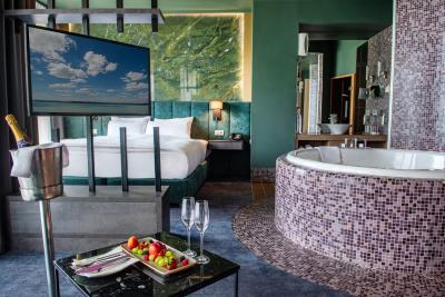 Pokój z jacuzzi na romantyczny weekend w Azur Premium Hotel - Azúr Prémium Hotel***** Siófok - Nowy hotel wellness z panoramą w Siofok