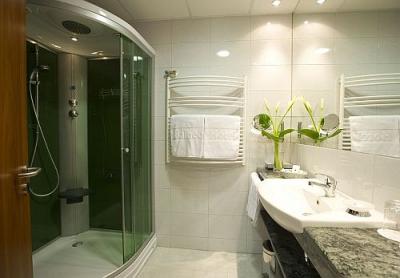 Ładna łazienka w Balneo Hotel Zsori, w Mezokovesd - ✔️ Balneo Hotel Zsori Mezőkövesd ✔️ Balneo hotel termalny