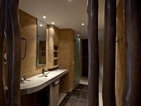 Nowoczesna łazienka z afryíkańskim stylem w Hotelu Bambara pod Górami Bukk