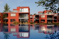 BL Bavaria Yachtclub & Apartments w Balatonlelle - Basen zewnętrzny z widokiem na Balaton
