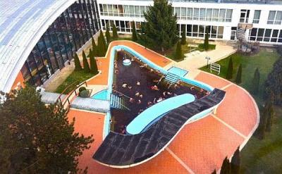 Hotel Beke dysponuje m.i. niekryte baseny z termalną wodą w Hajduszoboszlo - ✔️ Hunguest Hotel Béke Hajdúszoboszló ✔️ Wellness hotel w Wegry