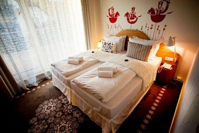 Pokój hotelowy urządzony w węgierskim stylu, Hotel Bonvino nad Balatonem z HB - Hotel Bonvino**** Badacsony - tani hotel wellness z HB w Badacsony