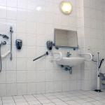 Łazienka dla osób niepełnosprawnych w Hotelu CE Bestline w Budapeszcie
