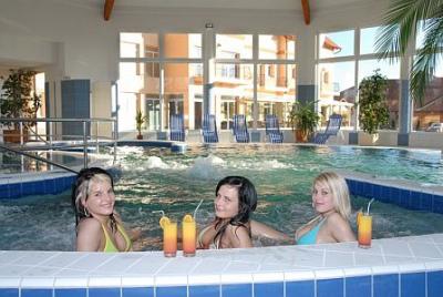Hotel Aqua Spa Wellness w Cserkeszolo kryty basen i jacuzzi - ✔️ Aqua Spa Hotel**** Cserkeszőlő - Niedrogi wellness i spa hotel blisko do Plaży