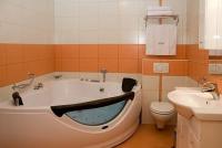 Pokój hotelowy z jacuzzi w oddległości Hotel Aqua Spa Cserkeszolo