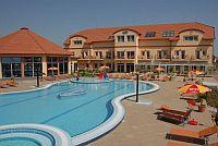 Basen zewnętrzny z atrakcjami Aqua-Spa Hotel Cserkeszolo 4*