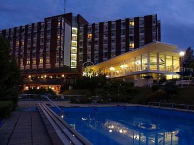 Nocny nastrój Hotelu Danubius Health Spa Resort Aqua z basenem w Heviz - ENSANA Thermal Hotel Aqua**** Hévíz - Gorąca woda lecznica, Kurort Heviz