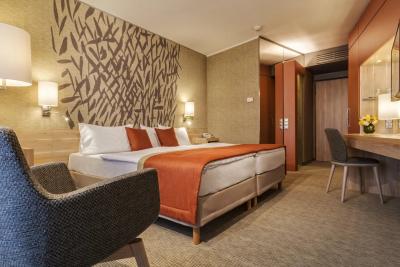 Elegancka sypialnia w Hotelu Thermal Aqua w Heviz - widok na jezioro w Heviz - ✔️ ENSANA Thermal Hotel Aqua Hévíz**** ✔️ Aqua Kurort Heviz