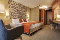 Elegancka sypialnia w Hotelu Thermal Aqua w Heviz - widok na jezioro w Heviz