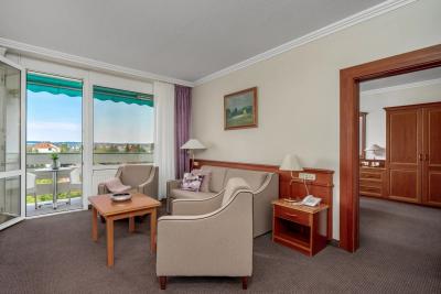 Pokój dwuosobowy z widokiem na jezioro w Hotelu Heviz Health Spa Resort w Heviz  - ENSANA Thermal Hotel**** Hévíz - kurort spa termal hotel w Heviz