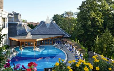 Pływalnia z wodą termalną w Hotelu Heviz Health Spa Resort w Heviz  - ✔️ ENSANA Thermal Hotel**** Hévíz ✔️ spa termal hotel w Heviz