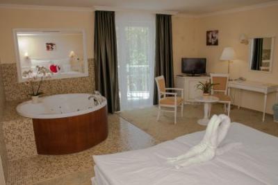 Pokój hotelowy Jakuzzi w Miskolctapolca w Calimbra Wellness Hotel - ✔️ Calimbra Hotel**** Miskolctapolca - Promocyjny hotel wellness w Miskolctapolca