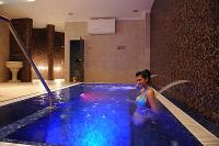 Basen terapi świetlnej i kąpieli musującej - Nowy Hotel Wellness Kodmon w Eger