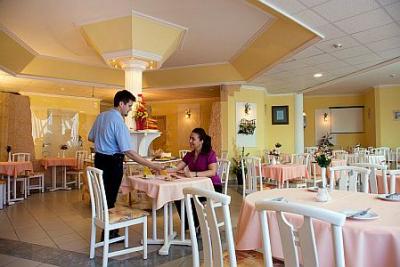 Restauracja Kristaly Hotel Keszthely zaprasza do wypróbowania specjałów kuchni węgierskiej - Hotel Kristaly Keszthely**** - hotel wellness Kristaly nad jeziorem Balaton w niskich cenach