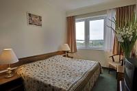 Sypialnia dwuosobowa z widokiem na jezioro w Hotelu Marina w Balatonfured
