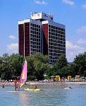 Trzygwiazdkowy Hotel Marina Balatonfüred nad samym brzegiem jeziora, z widokiem na Balaton