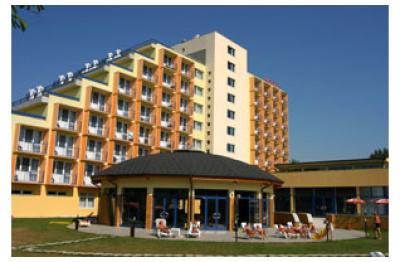 Premium Hotel Panorama Siofok - czterogwiazdkowy hotel wellness nad samym jeziorem, z widokiem na Balaton - Prémium Hotel Panoráma**** Siófok - Specjalny hotel wellness w Siofok z półpensjonatem