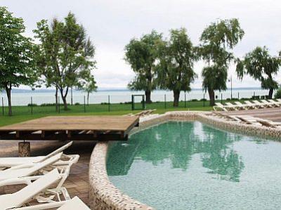 Premium Hotel  Panorama Siofok -  basen odkryty dla aktywnego wypoczynku - Prémium Hotel Panoráma**** Siófok - Specjalny hotel wellness w Siofok z półpensjonatem