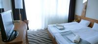 Premium Hotel Panorama w Siofok - sypialnia z widokiem na Balaton