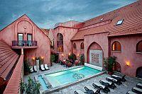 Hotel Meses Shiraz serdecznie zaprasza Państwo na weekendy wellness za niedrogą cenę - Wewnętzrny ogród wellness