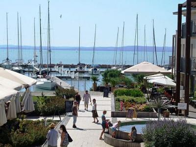 Podwórze medyterańskie nad Balatonem Hotel Golden Resort - ✔️ Hotel Golden Lake**** Balatonfüred - Tani hotel wellness w miejscowości Balatonfured nad Balatonem, Węgry