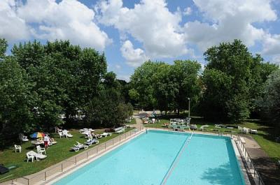 Pływalnia - Hotel Hoforras - trzygwiazdkowy hotel w Hajduszoboszlo, w uzdrowisku o światowej sławie - ✔️ Hotel Hőforrás Hajdúszoboszló - 500 metrów od kąpieliska termalnego