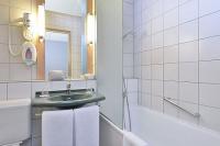 Higienyczna łazienka w Hotelu Ibis Budapeszt, tani nocleg na Węgrzech