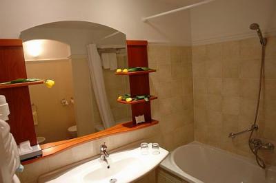 Hotel Wellness w Zalakaros - łazienka w Hotelu Karos Spa - ✔️ Hotel Karos Spa**** Zalakaros ✔️ Hotel termalny Zalakaros