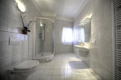 Wellness Hotel Ket Korona Balatonszarszo - Czysta łazienka w hotelu - ✔️ Két Korona Wellness Hotel Balatonszarszó ✔️ Balatonu 