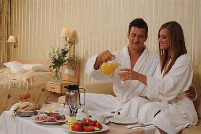 Pokój dla dwojga w hotelu Mendan w Zalakaros z widokami na miejskie kąpielisko - MenDan Hotel**** Zalakaros - Hotel termalny i Spa w cenie promocyjnej w Zalakaros