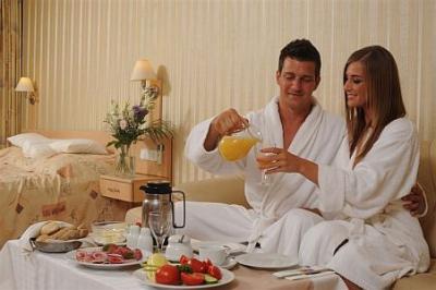 Pokój dla dwojga w hotelu Mendan w Zalakaros z widokami na miejskie kąpielisko - ✔️ MenDan Hotel**** Zalakaros - Hotel termalny i Spa w cenie promocyjnej w Zalakaros