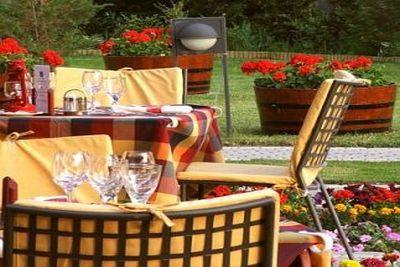 Bufet ofierujący potrawy Castrum Hotel Szekesfehervar - ✔️ Castrum Hotel**** Szekesfehervar - Castrum w Szekesfehérvár