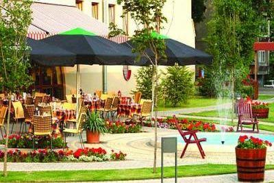 Ogród w Novotel Hotel Szekesfehervar, Węgry - Hotel Novotel**** Szekesfehervar - Czterygwiazdowy hotel w przepięknym węgierskim miejsce