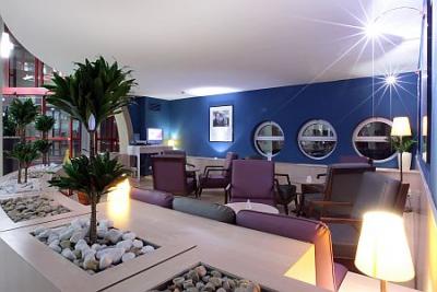 Buznes corner w lobby Castrum Hotel Szekesfehervar - ✔️ Castrum Hotel**** Szekesfehervar - Castrum w Szekesfehérvár