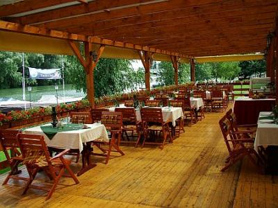 Taras grillowy z widokiem na Dunaj - piękny i tani Hotel Amstel Hattyu Gyor, Węgry - ✔️ Amstel Hattyú Győr**** ✔️ Amstel Hotel w Győr