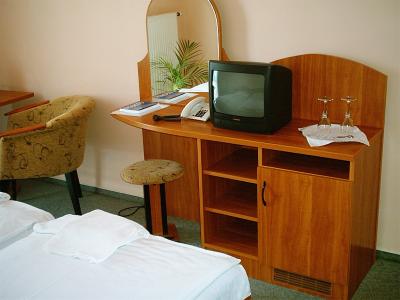 Sypialnia dwuosobowa - Hotel Amstel Hattyu Inn Gyor. - ✔️ Amstel Hattyú Győr**** - Zdyskontowana karczma w centrum Győr w pobliżu kąpieliska termalnego