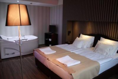 Pokój z jacuzzi w pokoju na romantyczny weekend w Budapeszcie - Pest Inn Hotel Budapest*** - nowy tani hotel w 10. dzielnicy w Budapeszcie