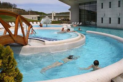 Ogromne odkryte baseny w Saliris Spa Thermal & Wellness Hotel - Saliris**** Resort Spa Thermal Hotel Egerszalok - Uzdrowisko termalne wellness w Egerszalok