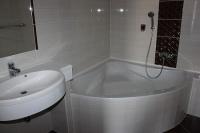 Session Hotel**** piękna łazienka z prysznicem lub wanną w Rackeve