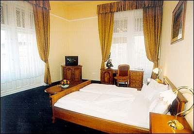 Elegancka sypialnia dwuosobowa w City Hotelu Unio, w śródmieściu Budapesztu - ✔️ City Hotel Unio w centrum Budapesztu - tani, trzygwiazdkowy hotel w śródmieściu